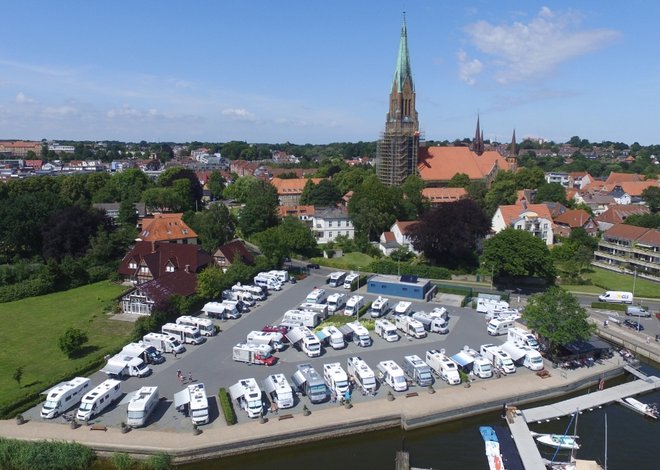Luftbild vom Wohnmobilstellplatz Schleswig mit Blick auf den Schleswiger Dom.