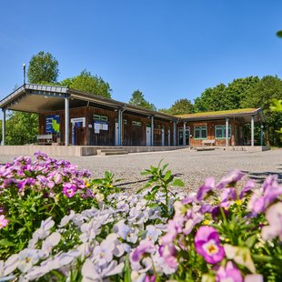 Ansicht des Servicegebäudes mit Küche, Anmeldung und Büro auf dem Wohnmobilstellplatz Rendsburg. 