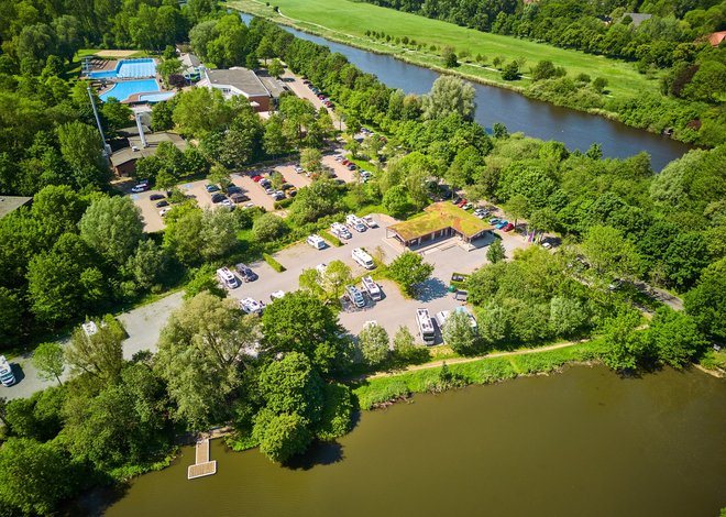 Stellplatzansicht aus der Luft mit Blick auf das Aquacity