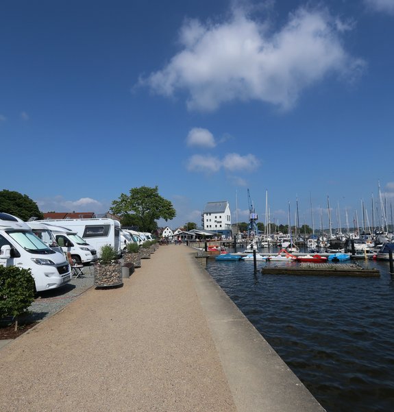 Wohnmobilstellplatz Schleswig mit Blick auf den Hafen und die Schlei.
