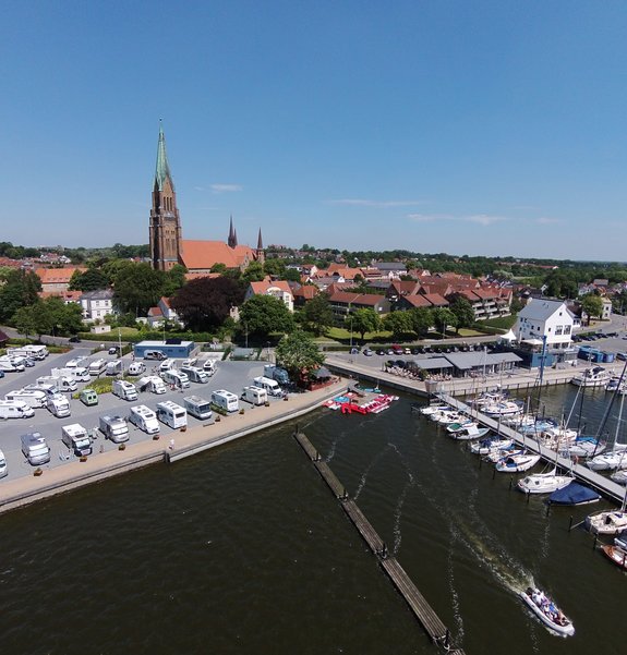 Luftbild vom Wohnmobilstellplatz Schleswig und dem Hafen sowie dem Schleswiger Dom.