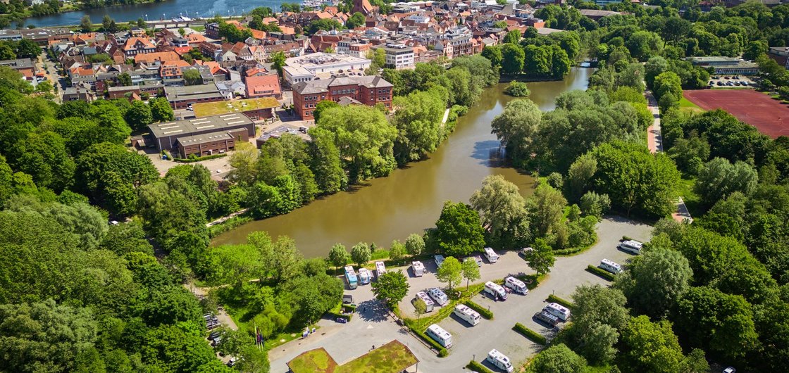 Luftbild mit Blick über den Wohnmobilstellplatz, den Stadtsee, die Stadt und die Untereider Rendsburg.
