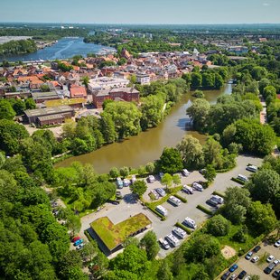 Luftbild mit Blick über den Wohnmobilstellplatz, den Stadtsee, die Stadt und die Untereider Rendsburg.