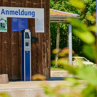 Die Anmeldung auf dem Wohnmobilstellplatz Rendsburg erfolgt über einen Kassenautomaten.