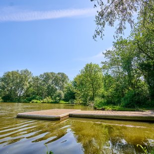 Ansicht des Stadtsees Rendsburg mit schönen Plätzen zum Verweilen.