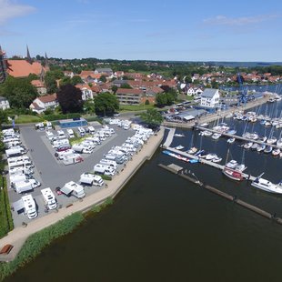 Blick aus der Luft auf den Wohnmobilstellplatz Schleswig mit Hafen.
