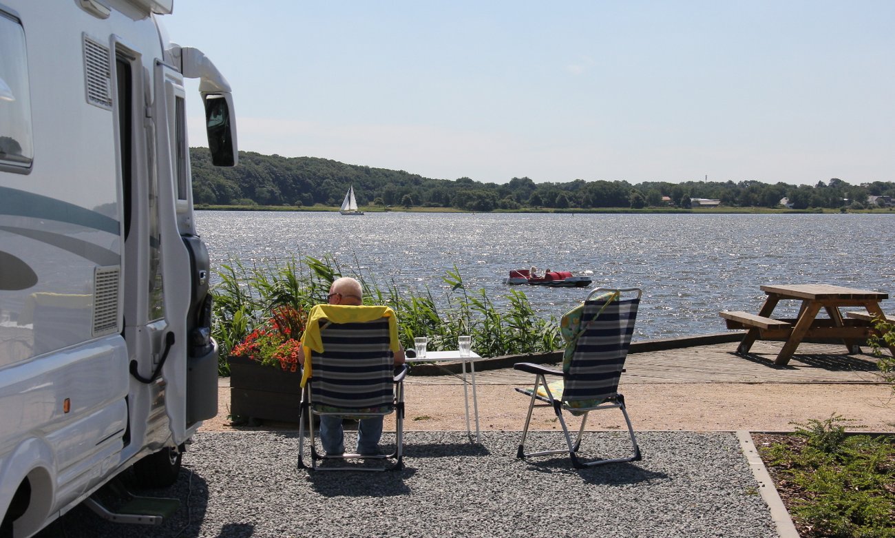 Nahaufnahme eines Wohnmobils auf dem Wohnmobilstellplatz direkt am Schleiufer in Schleswig.